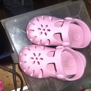 4 pair size 6/7 shoes